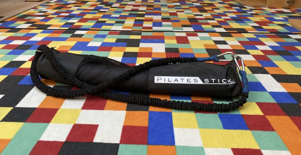 PILATES STICK LE SAC DE TRANSPORT AVEC SA LANIERE POUR L'EPAULE